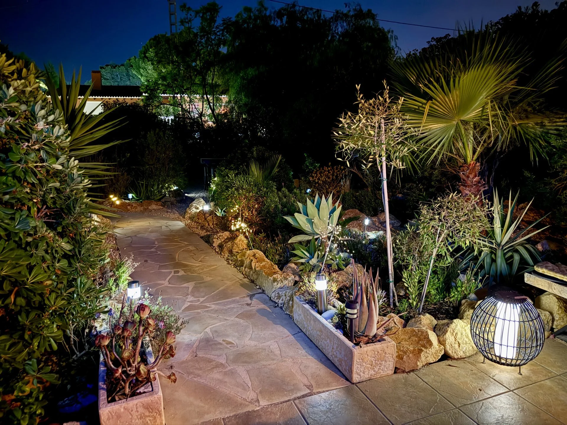 Sfeervol verlicht tuinpad