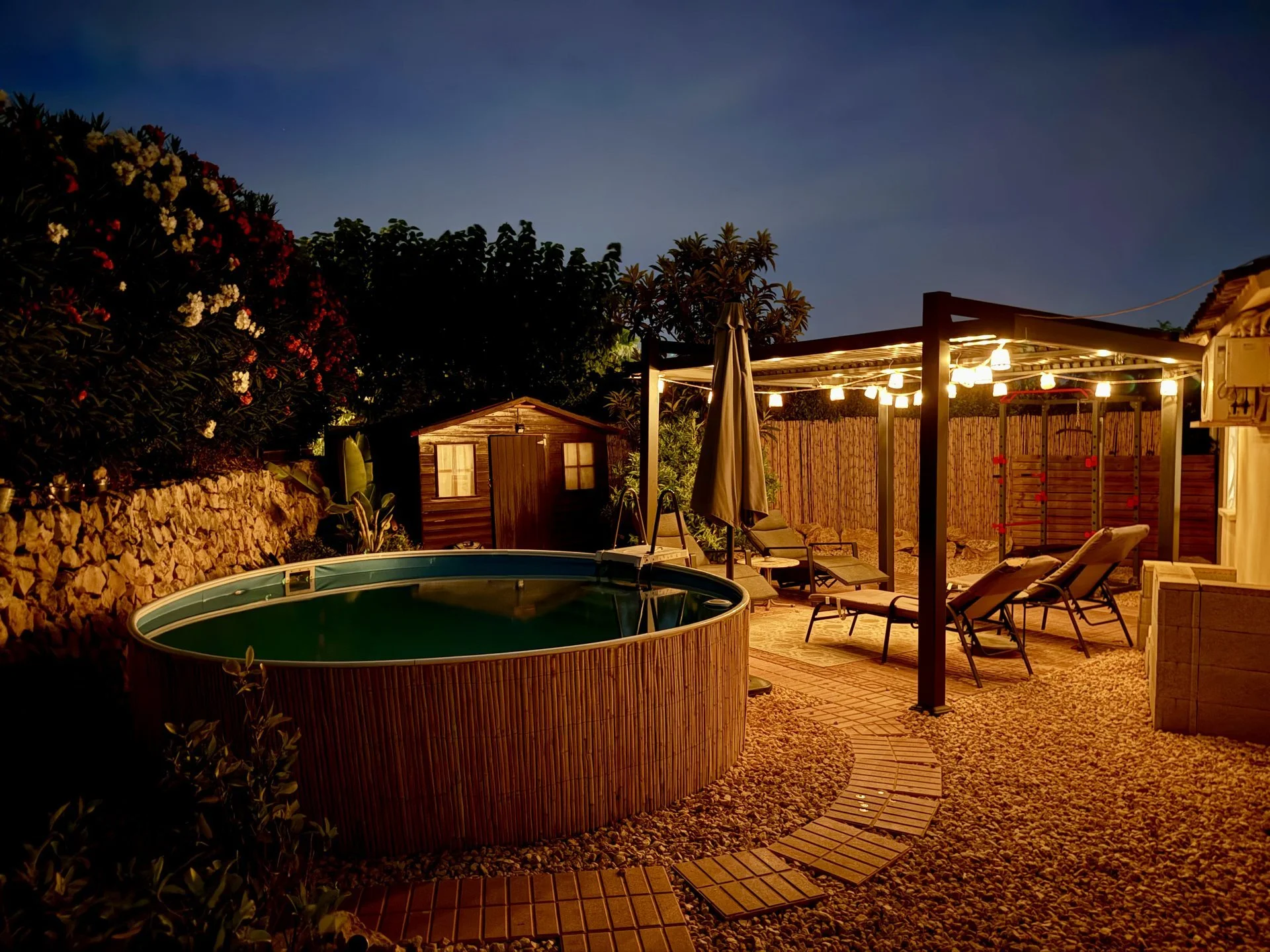 Zwembad sfeervolle avondverlichting