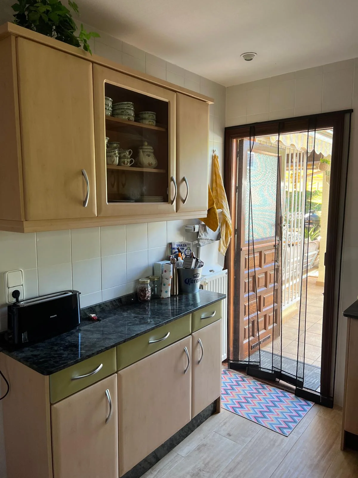 Keuken met deur naar buiten