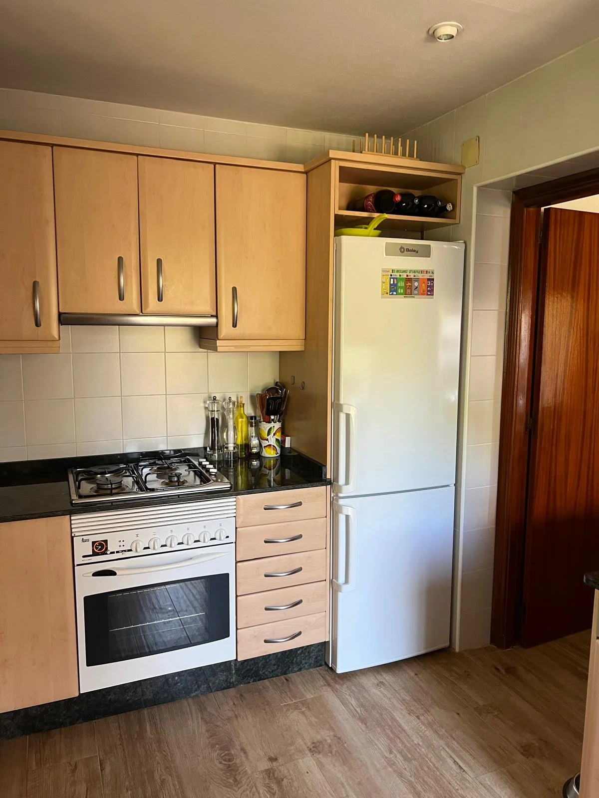 Keuken met fornuis en koelkast