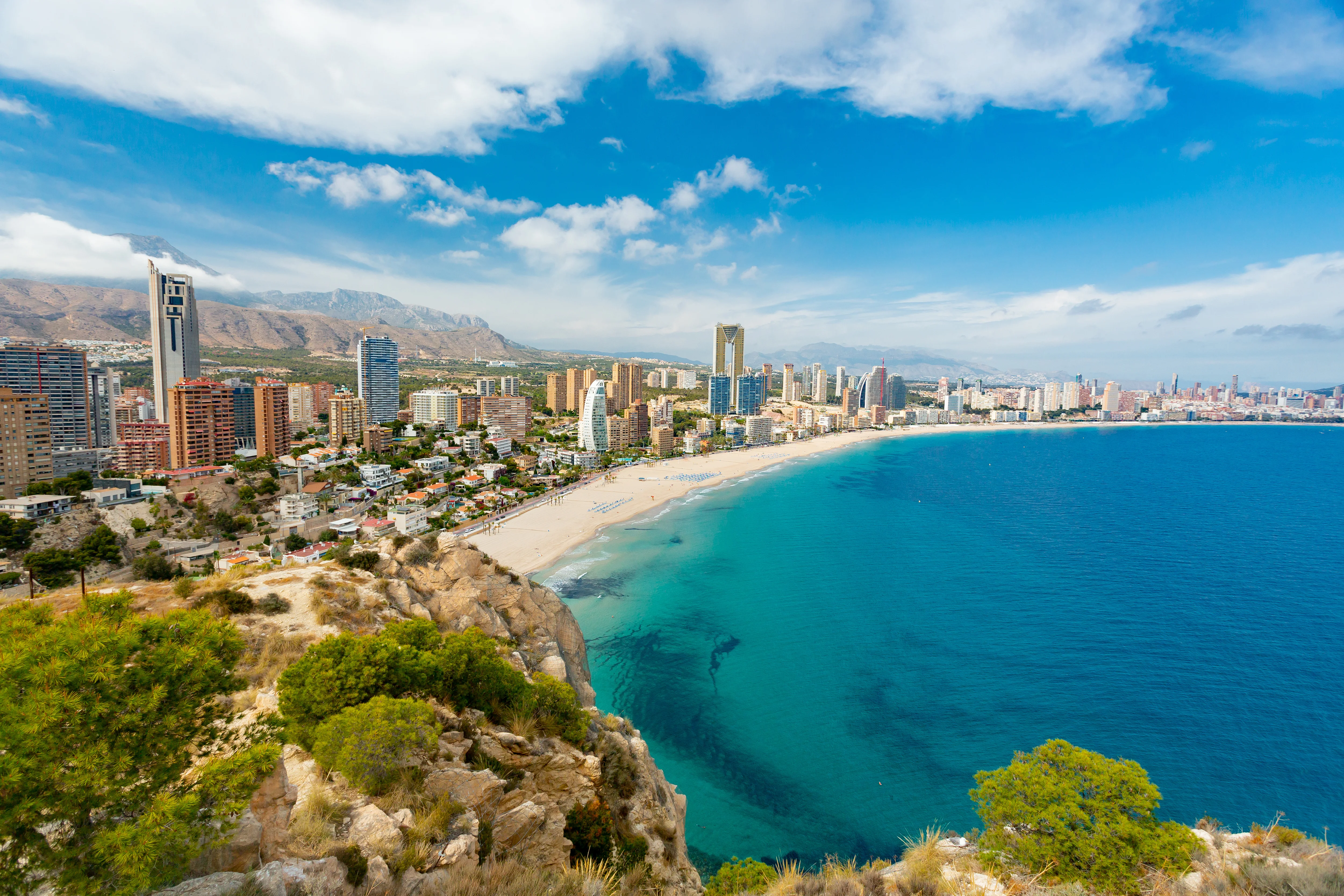 Uitzicht op het strand en de skyline van Benidorm