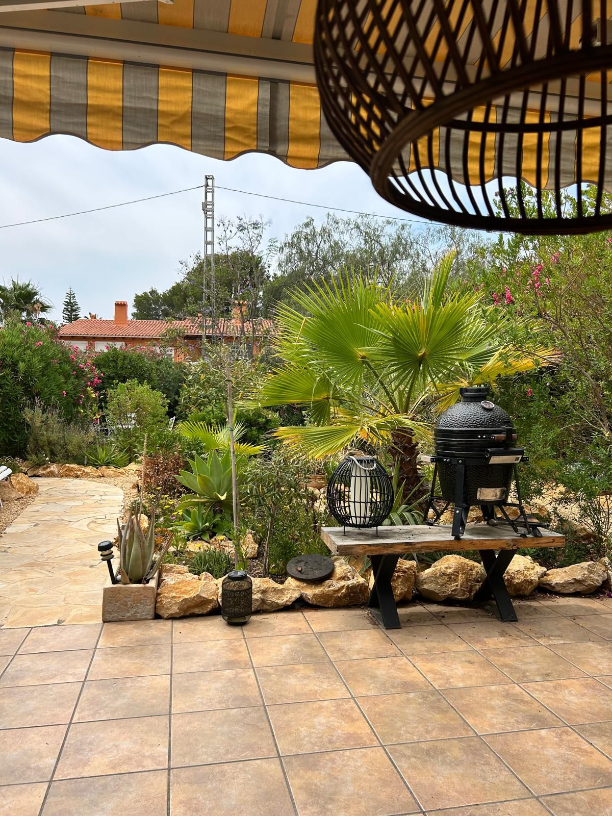 Overdekte veranda met keramische BBQ