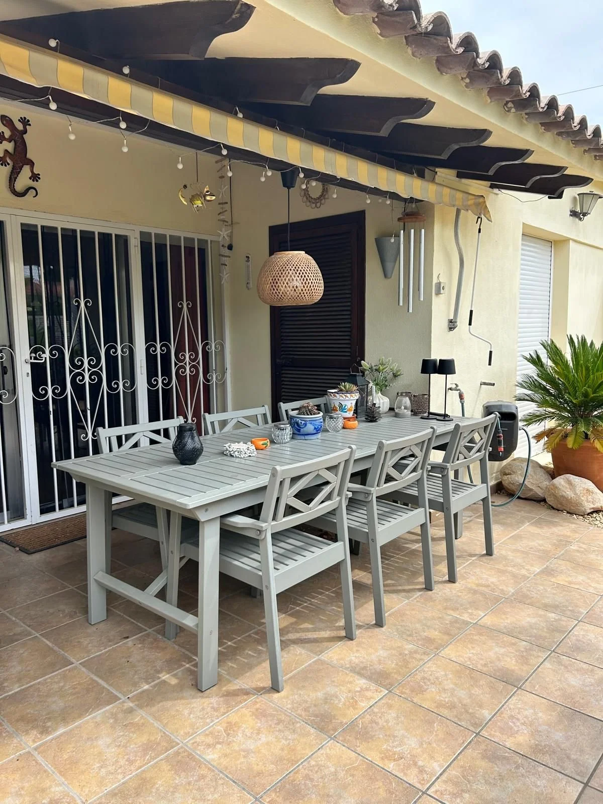 Volledig overzicht van het zwembad en terras