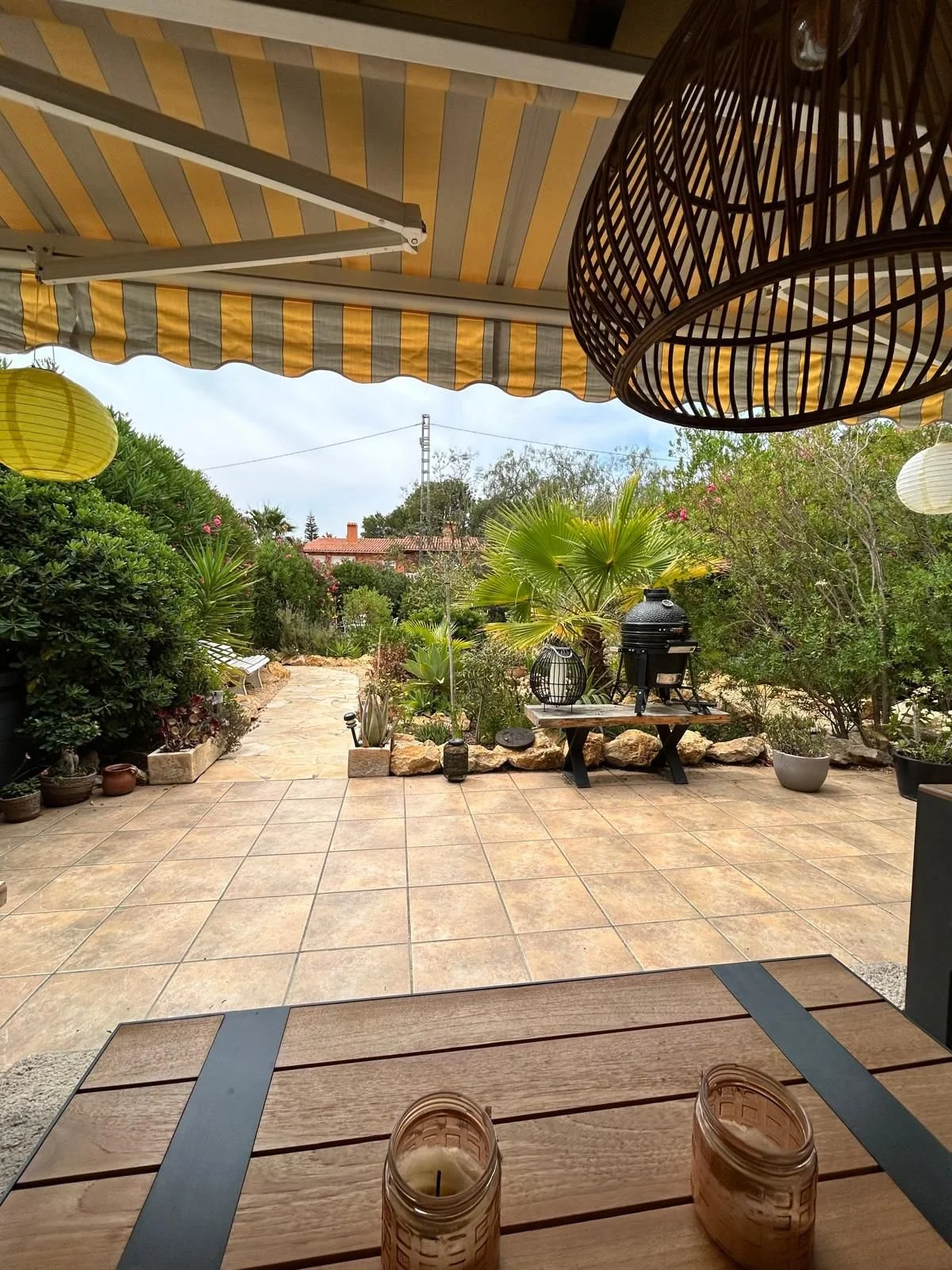 Mediterrane tuin met weelderige beplanting