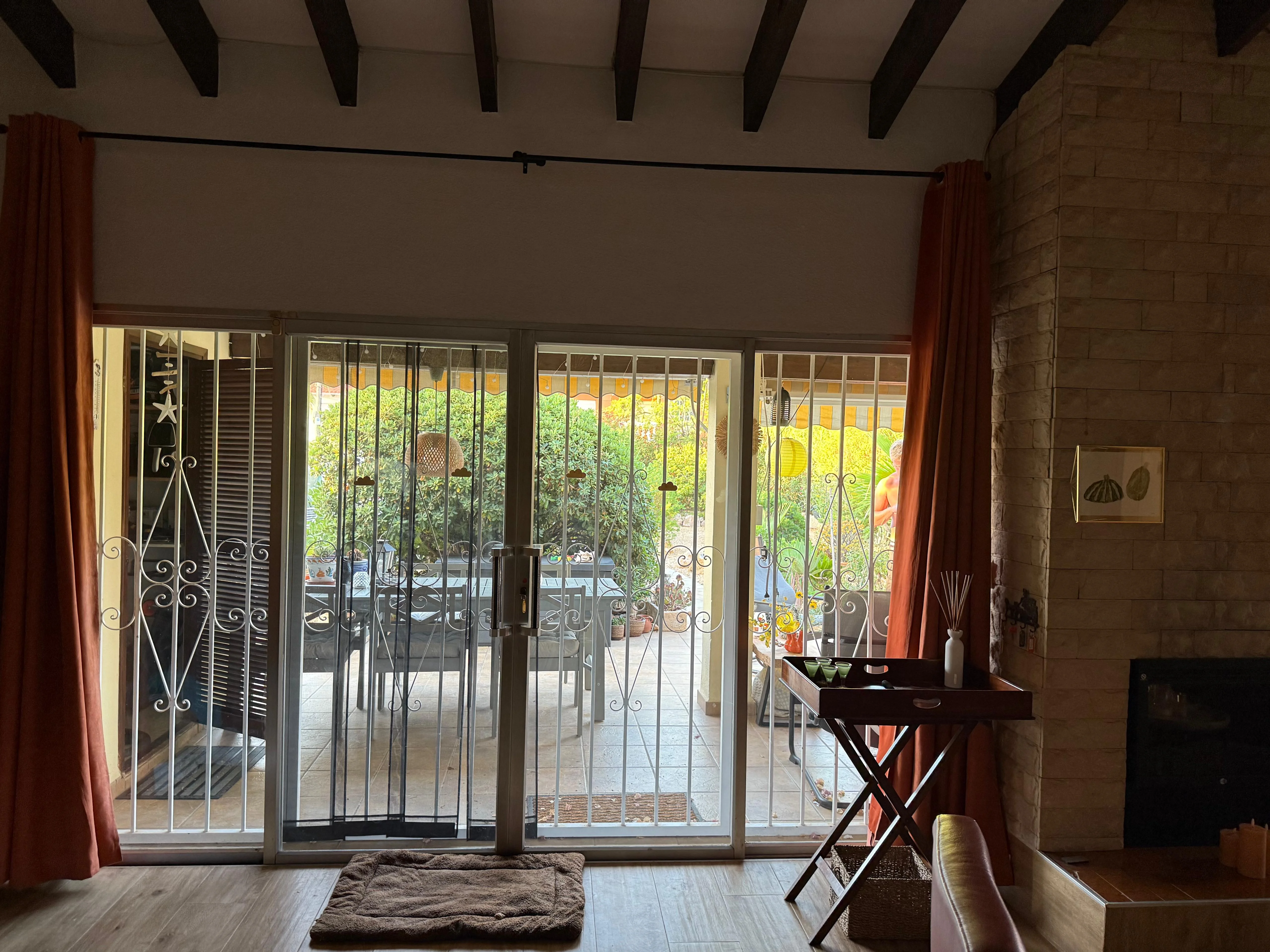 Uitzicht vanuit de woonkamer op de tuin