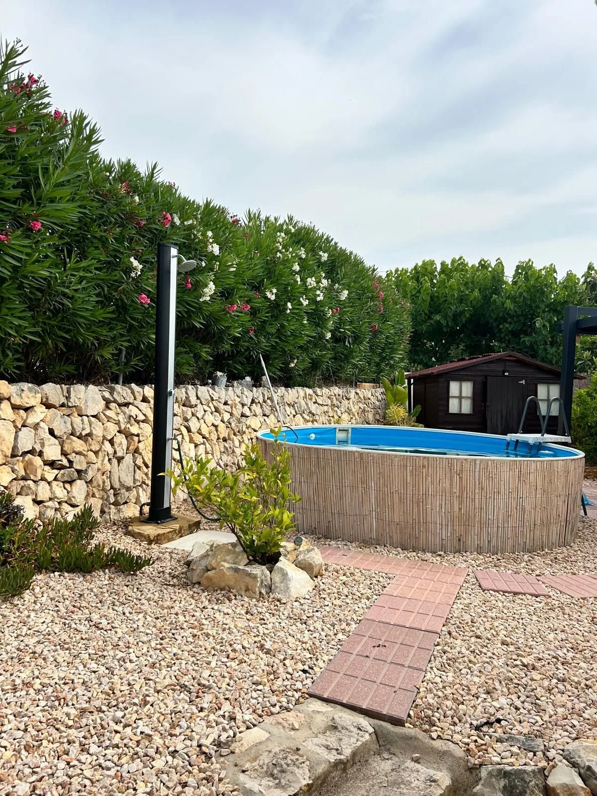 Zwembad met buitendouche in de tuin