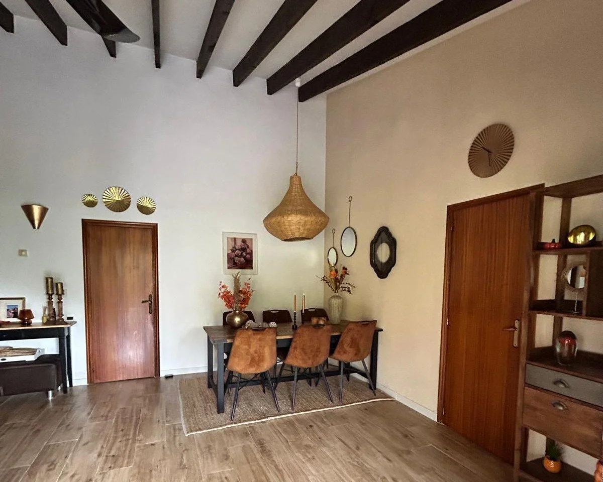 Ruime woonkamer met eethoek