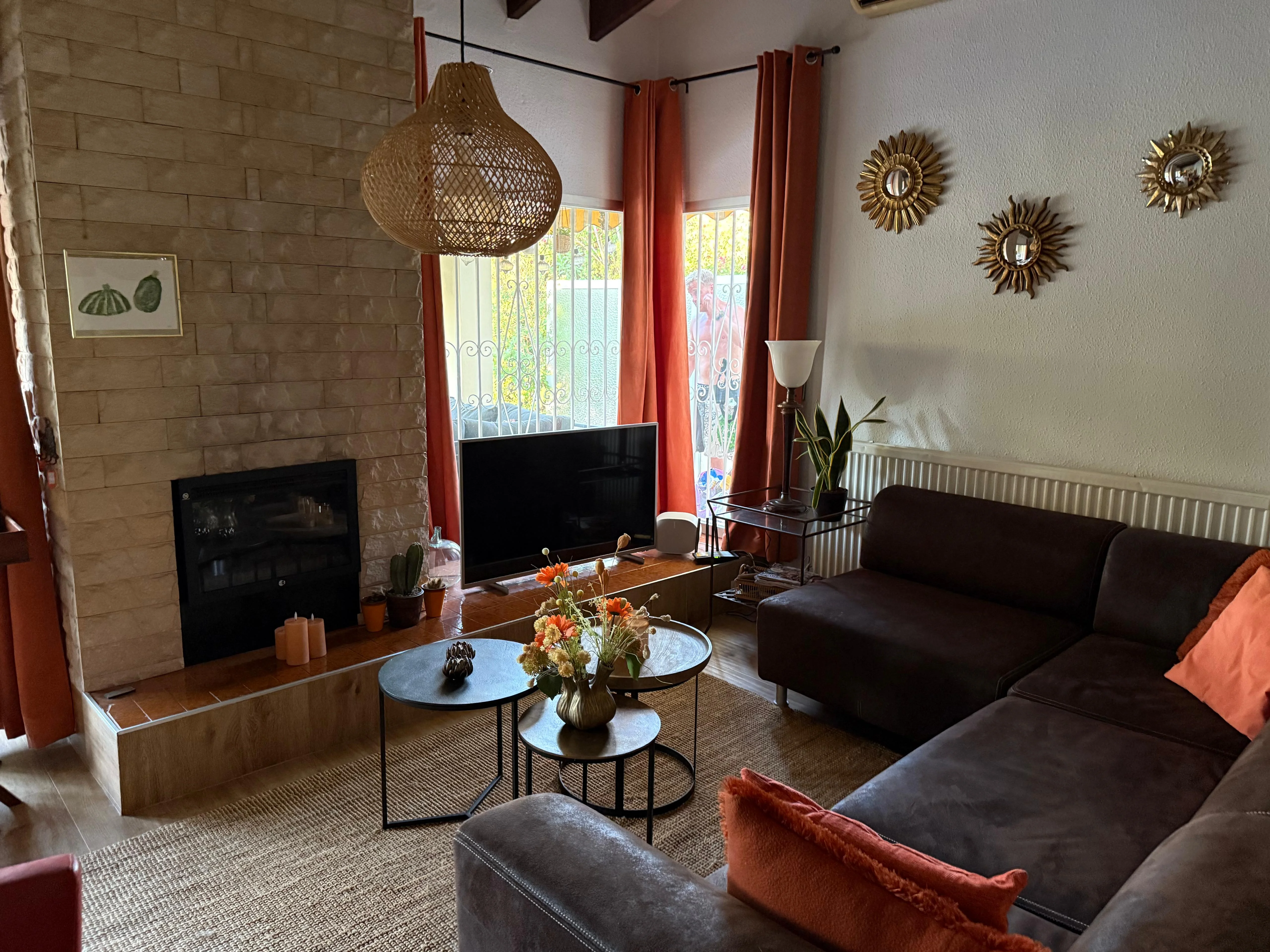 Ruime woonkamer met comfortabele zithoek