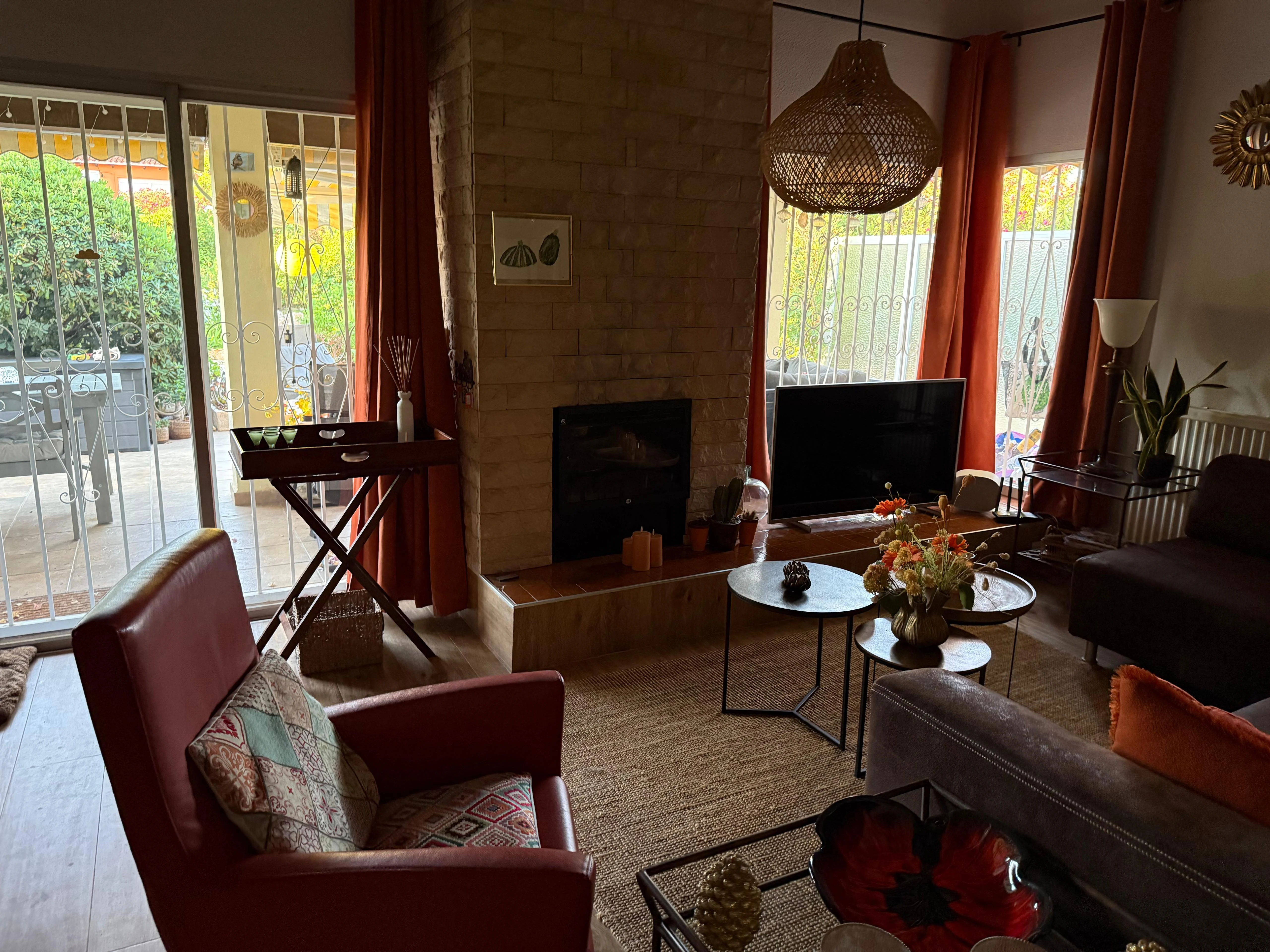 Woonkamer zitgedeelte met fauteuil